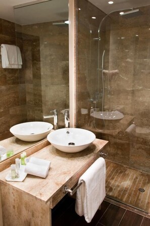 Hair dryer, bidet, towels, soap - Hotel Paloma (Tomelloso)