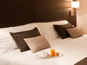Een minibar, een kluis op de kamer, een bureau, geluiddichte muren
