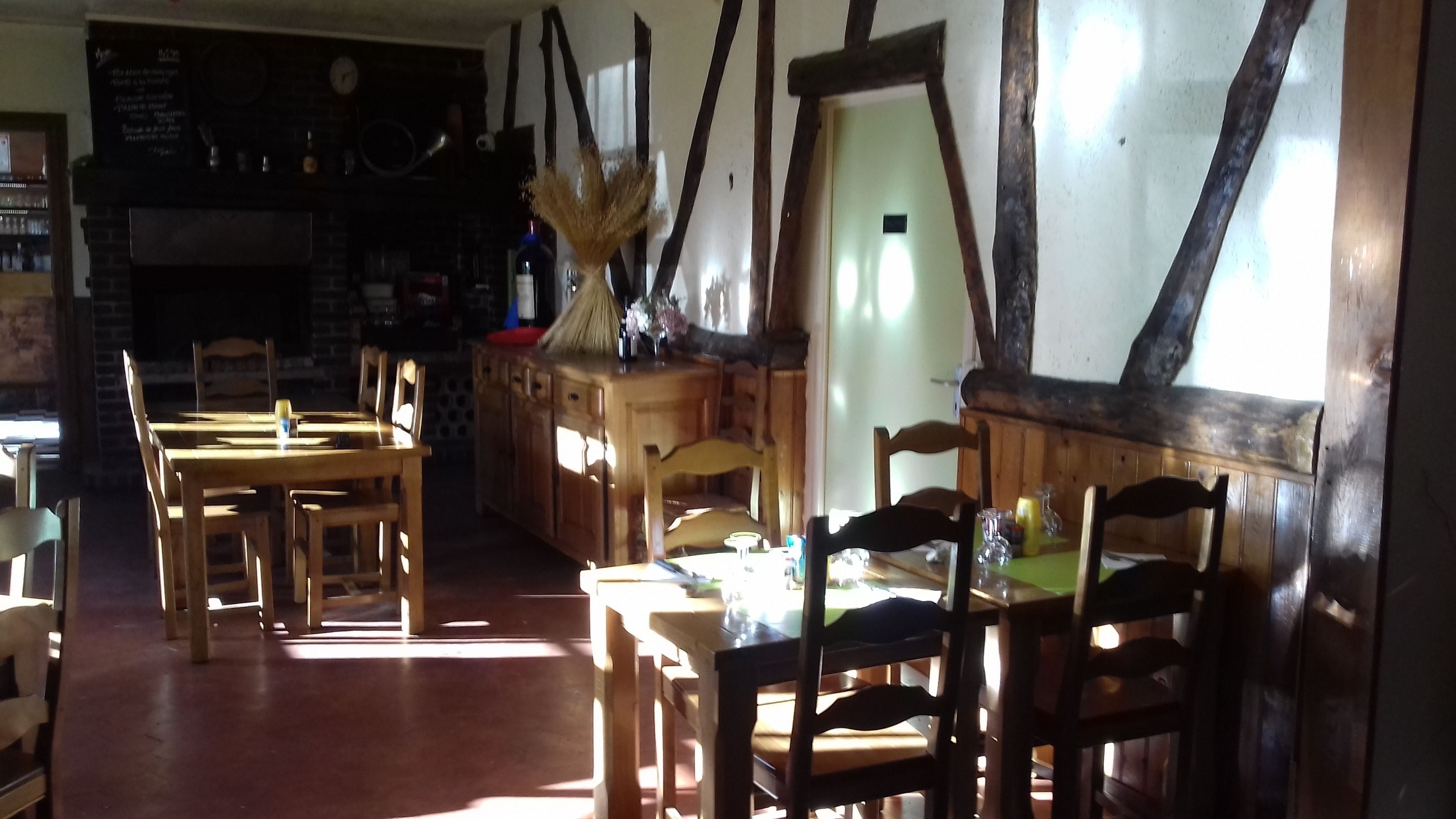 Phục vụ bữa trưa và bữa tối, món Pháp 