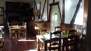 Déjeuner et dîner servis sur place, spécialités Cuisine française