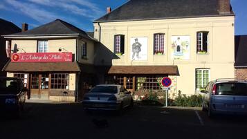 Vista frontal de la propiedad