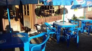 Melayani makan siang dan makan malam dengan sajian masakan Prancis