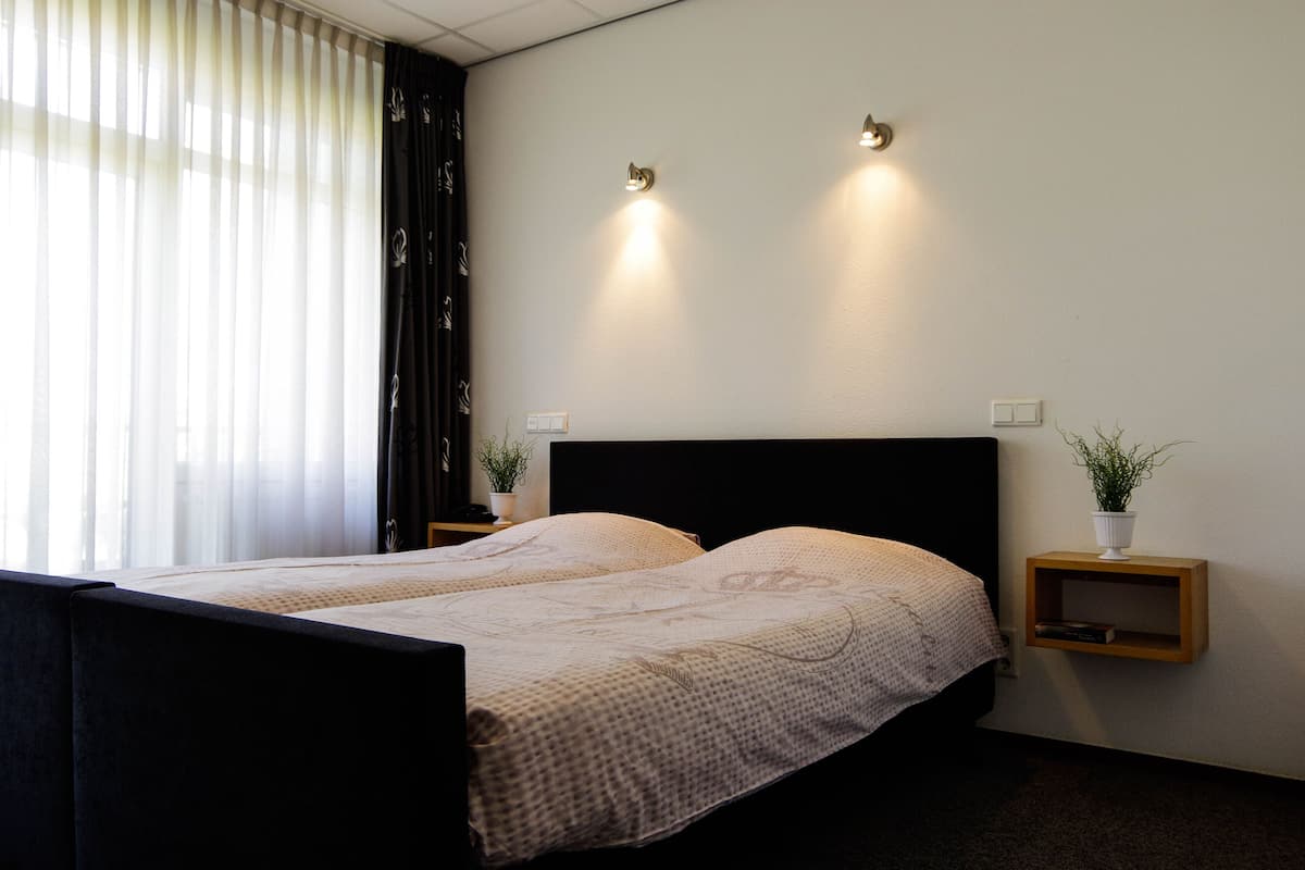 Comfort-Doppel- oder -Zweibettzimmer, 2 Einzelbetten, Balkon, Gartenblick | 2 Schlafzimmer, Zimmersafe, individuell dekoriert