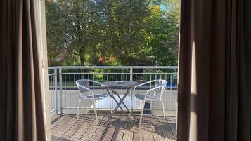 Superior kamer, 1 twee- of 2 eenpersoonsbedden, bad, uitzicht op tuin | Uitzicht vanaf balkon