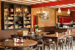 매일 뷔페 아침 식사(1인당 EUR 17.50)