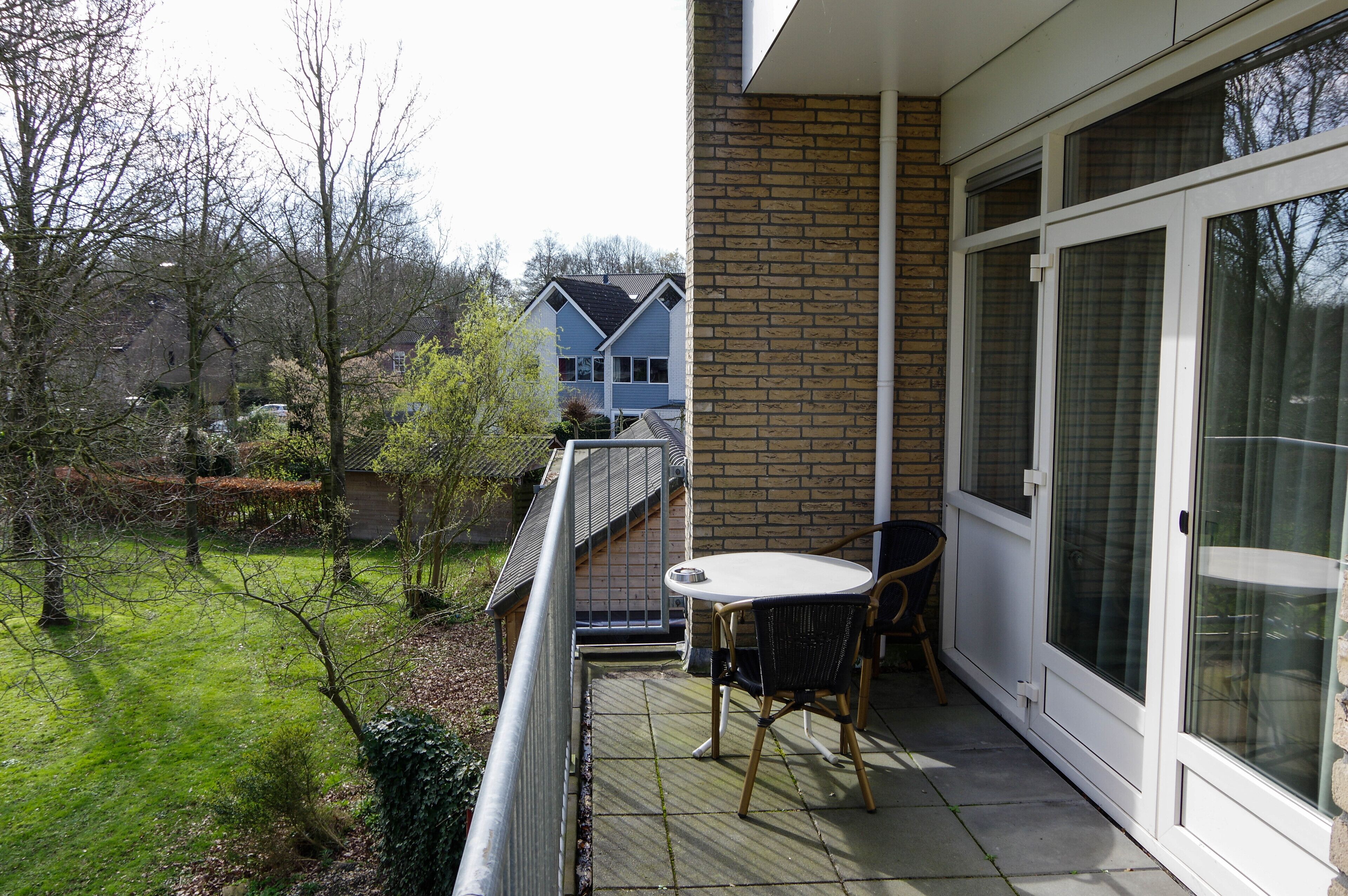 Quarto casal ou duplo conforto, 2 camas de solteiro, sacada, vista para o jardim | Sacada