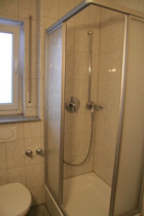 Shower, free toiletries, hair dryer