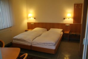 Habitación doble | Edredón, escritorio, cortinas blackout y tabla de planchar con plancha 