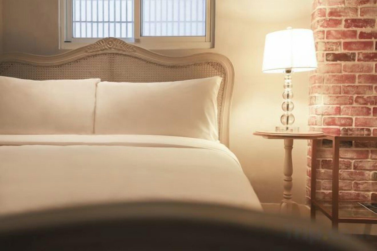 Down comforters, desk, soundproofing, WiFi (free)