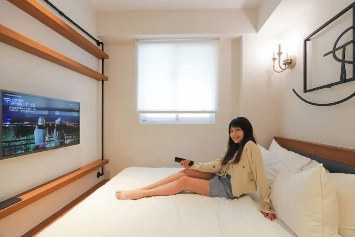 Down duvets, desk, soundproofing, free WiFi