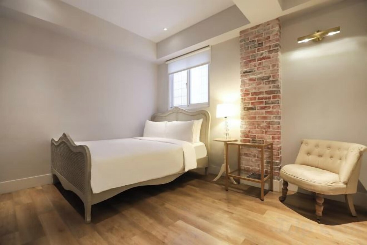 Down comforters, desk, soundproofing, WiFi (free)