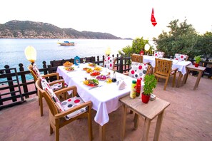 Se sirven desayunos, almuerzos y cenas; mariscos