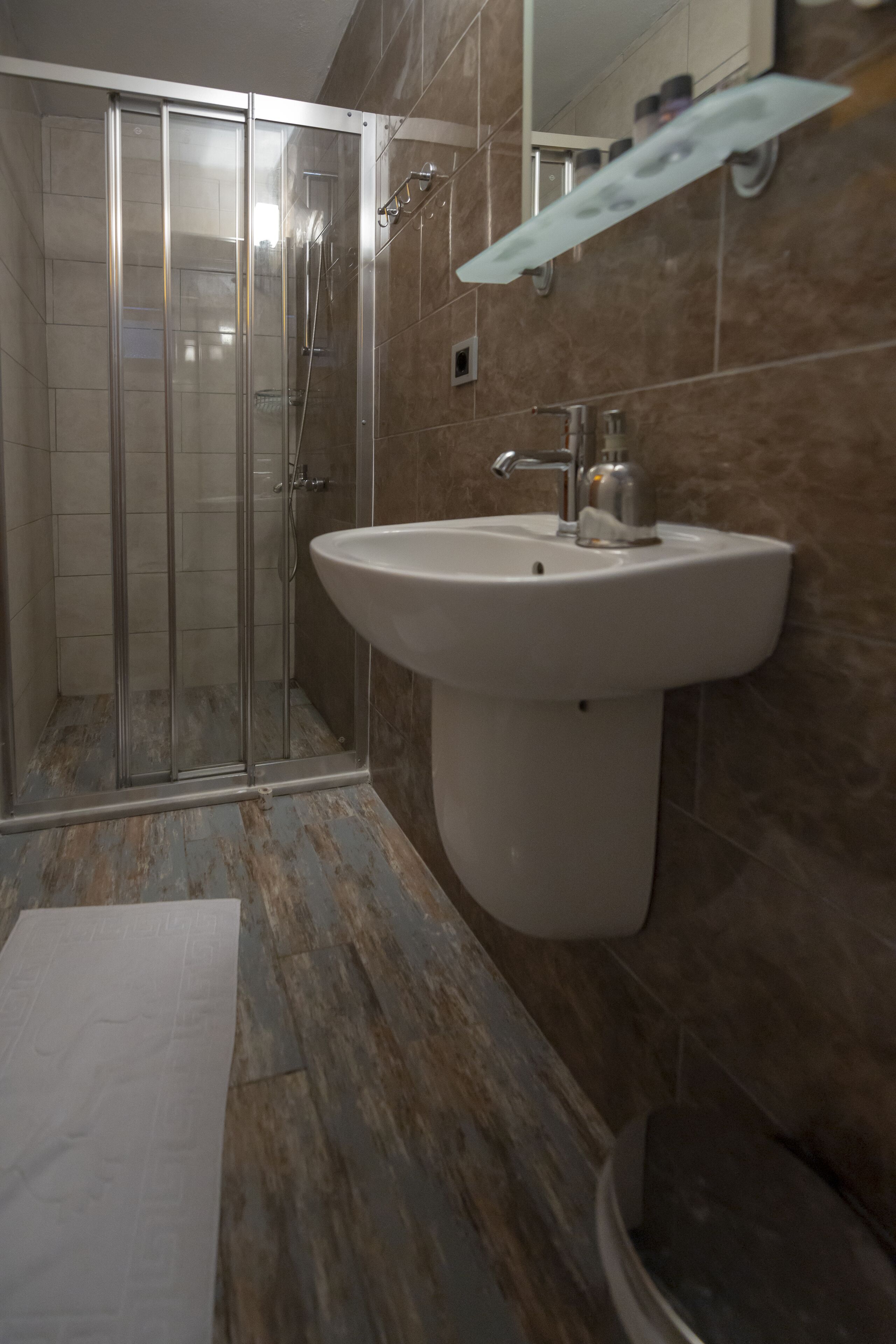 junior deluxe 5 | bathroom | shower, hair dryer, towels