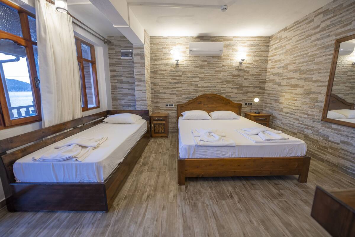 junior deluxe 5 | in-room safe, desk, soundproofing, free wifi