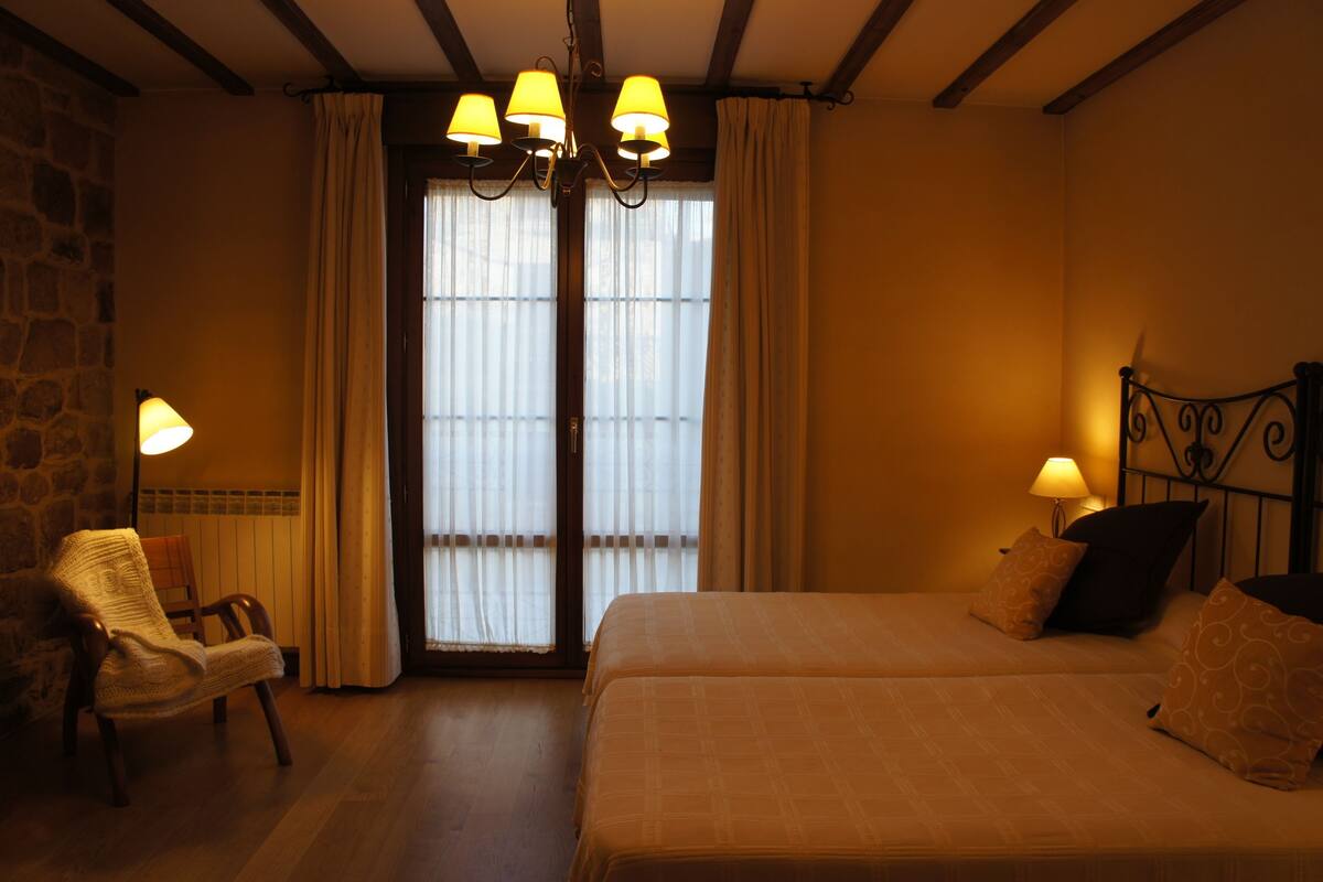 10 bedrooms, individually decorated, desk, blackout drapes