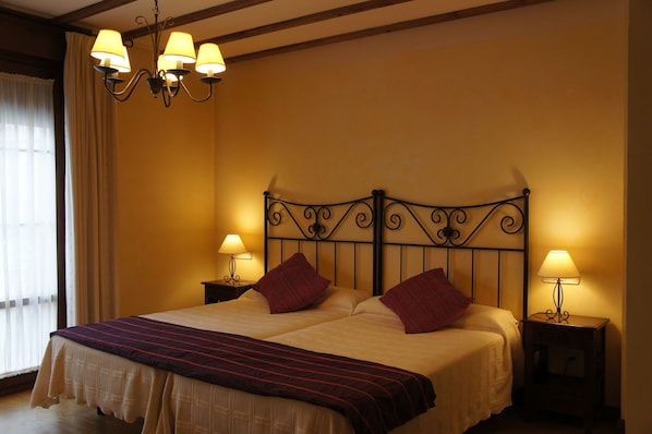 10 bedrooms, individually decorated, desk, blackout drapes
