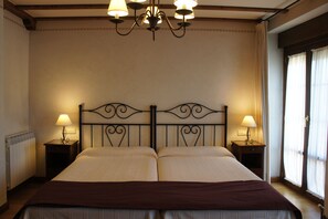 10 bedrooms, individually decorated, desk, blackout drapes