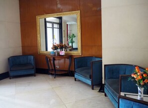 Lobby sitting area - Amazing Marina Residential Suites (Manila)