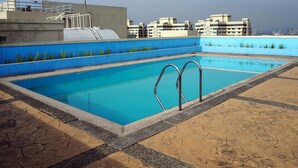 Outdoor pool - Amazing Marina Residential Suites (Manila)