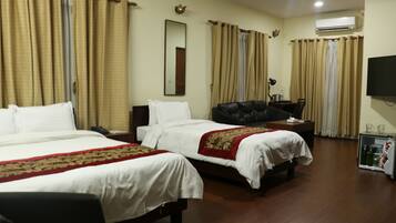 Suite, Non Smoking | Blackout drapes, rollaway beds, free WiFi, bed sheets