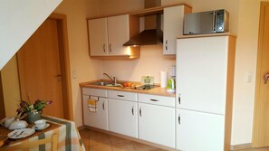 Kühlschrank, Mikrowelle, Wasserkocher mit Kaffee-/Teezubehör