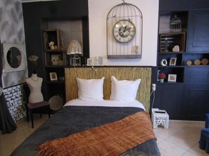 Blackout curtains, free WiFi, bed sheets