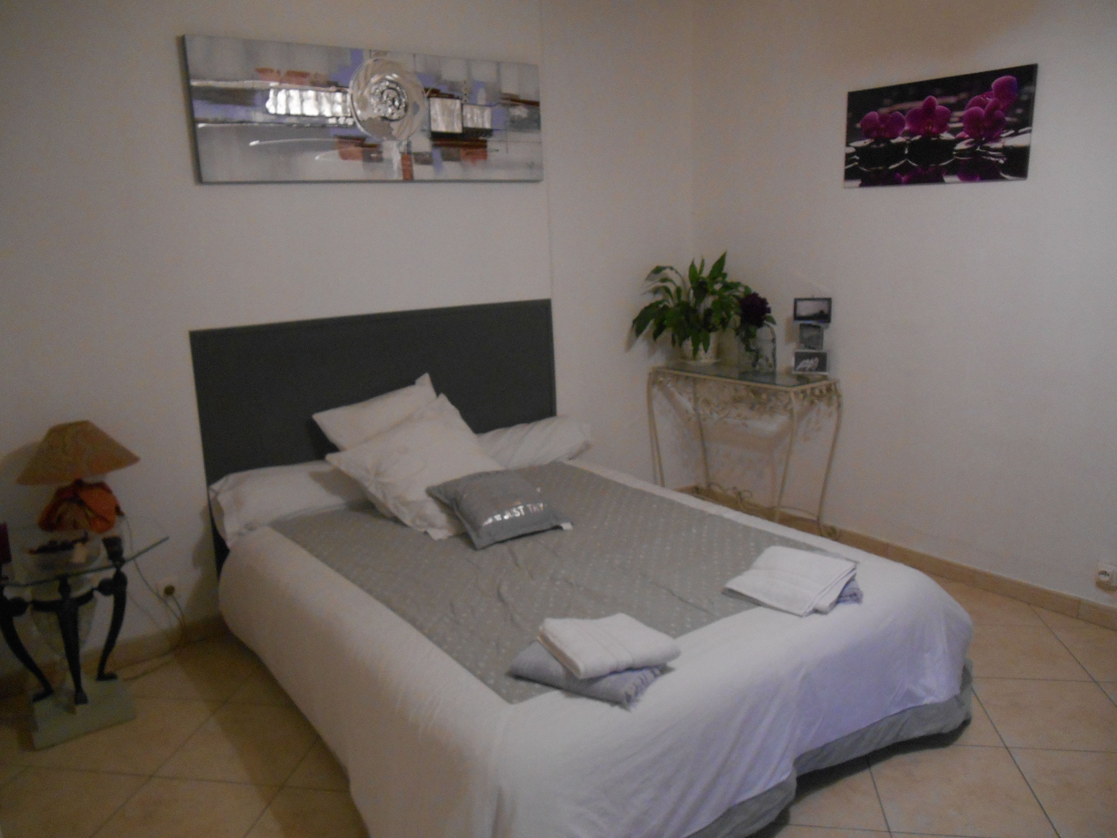 Blackout drapes, free WiFi, bed sheets