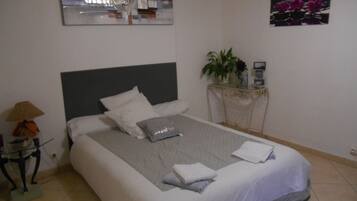 Rideaux occultants, Wi-Fi gratuit, draps fournis