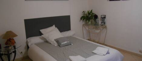 Blackout curtains, free WiFi, bed sheets