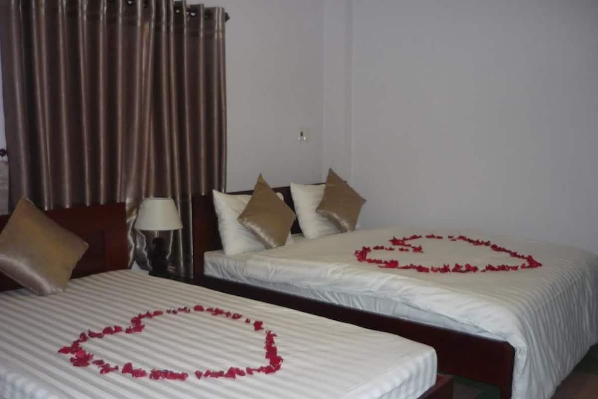 Double Room | Minibar, desk, free WiFi
