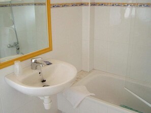 Double or Twin Room | Bathroom