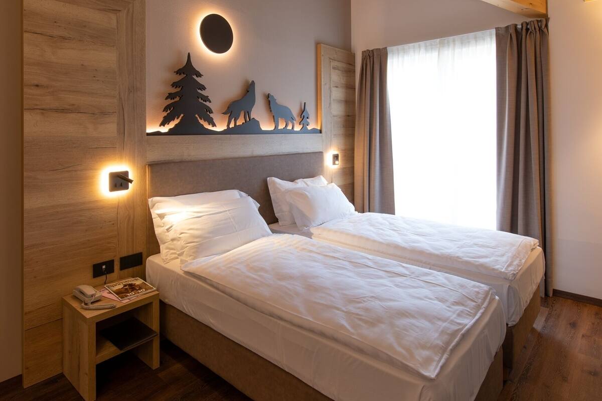 Een kluis op de kamer, een bureau, geluiddichte muren, gratis babybedden