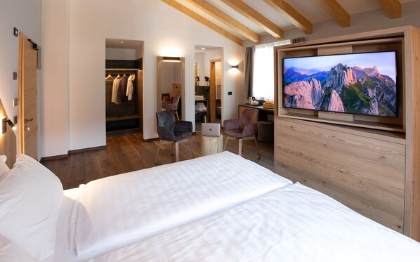 In-room safe, desk, soundproofing, free cribs/infant beds