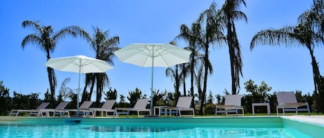 Piscine extérieure (ouverte en saison), chaises longues