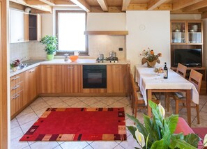 Apartment (7) | Private kitchen | Full-size fridge, oven, stovetop, dishwasher - Appartamenti Enrosadira (Rocca Pietore)