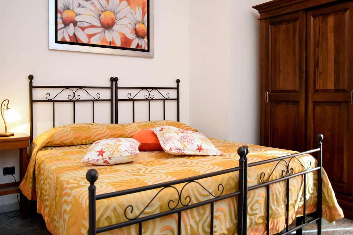 Tweepersoonskamer | Luxe beddengoed, een kluis op de kamer, een bureau, gratis wifi