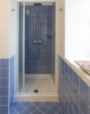 Appartement (Genzania) | Douche de la salle de bain