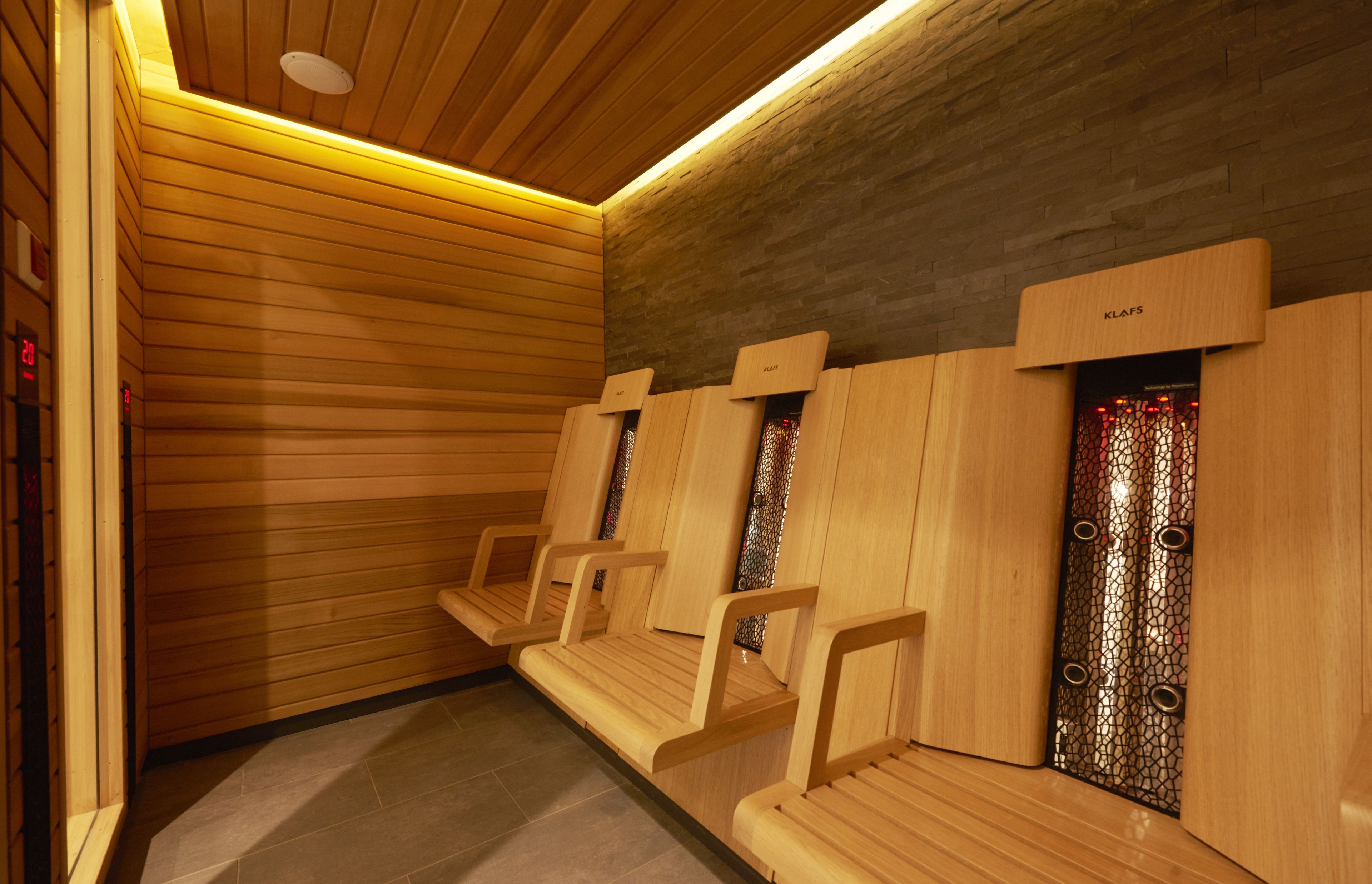 Ein Sauna-Bereich mit Holzbänken und modernem Design.