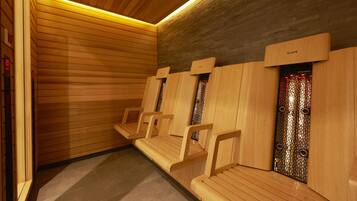 Ein Sauna-Bereich mit Holzbänken und modernem Design.