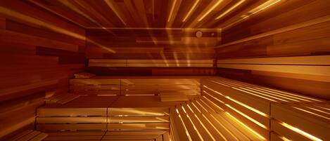 Sauna, jossa on puiset lauteet ja säleillä päällystetyt seinät.