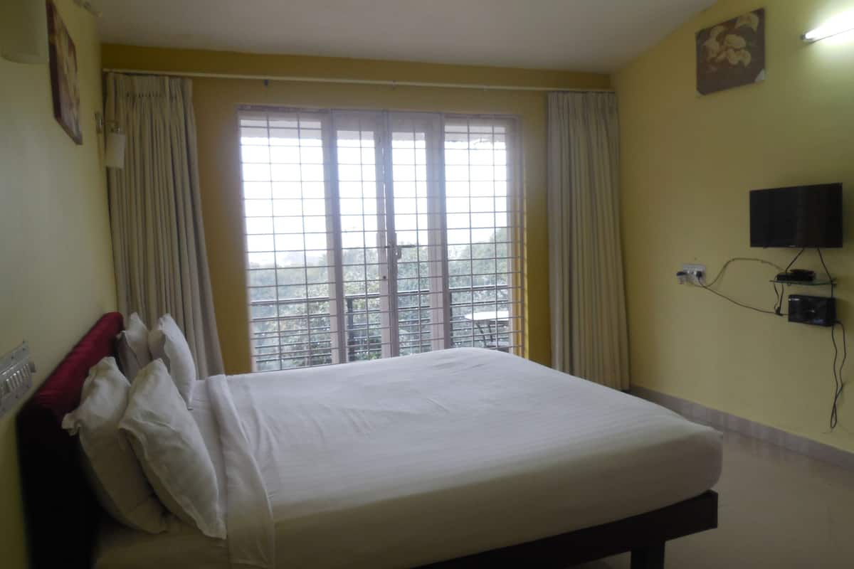 Gallery Double Room, 1 King Bed, Non Smoking | Fan