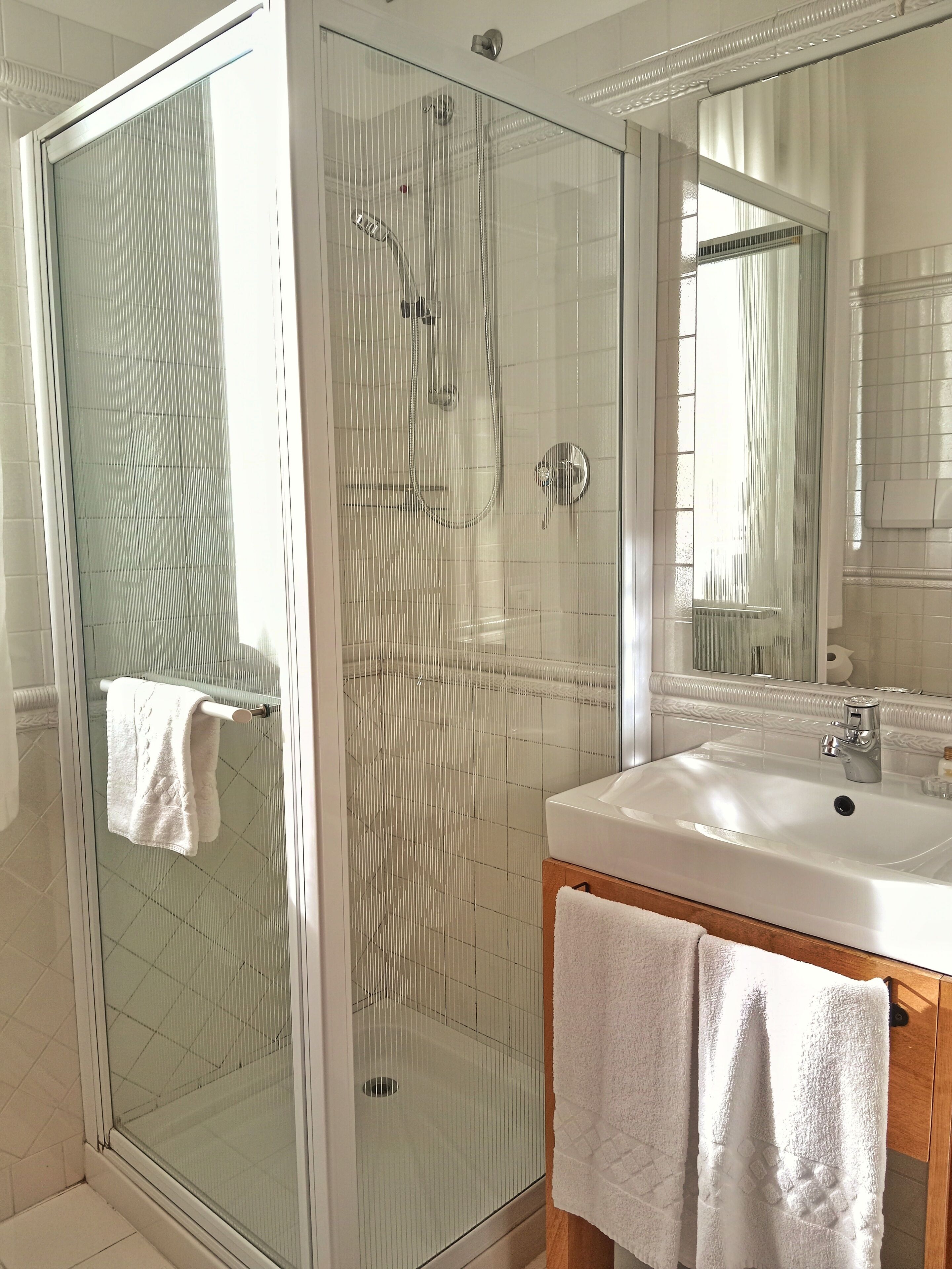 Comfort-Suite, Terrasse, Gartenblick | Badezimmer | Dusche, kostenlose Toilettenartikel, Haartrockner, Bidet