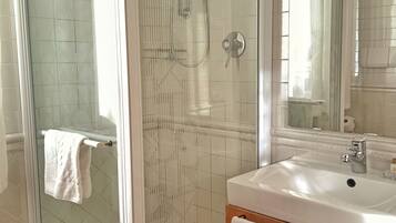 Comfort-Suite, Terrasse, Gartenblick | Badezimmer | Dusche, kostenlose Toilettenartikel, Haartrockner, Bidet