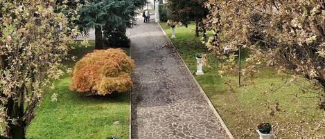 Deluxe-sviitti, kylpyamme, näköala puutarhaan | Terassi/patio