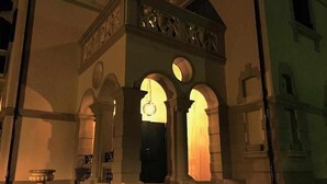 A building with a central arched entrance, a stone floor, and a large column in the foreground. - Relais Toti B&B (Mogliano Veneto)