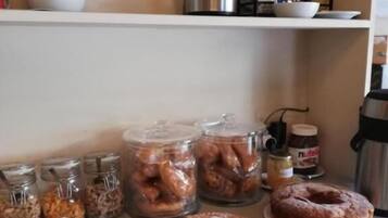 Sudah termasuk sarapan masakan setempat setiap hari