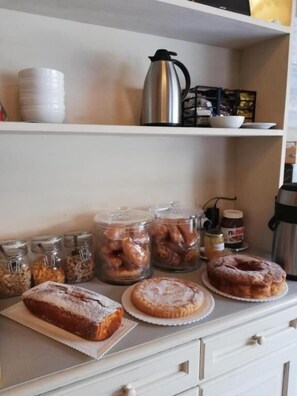 Esmorzar diari de cuina local gratuït 