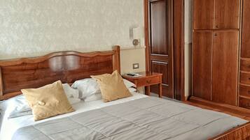 Suite Deluks, bathtub, pemandangan kebun | 1 kamar tidur, minibar, kedap suara, dan Wi-Fi gratis