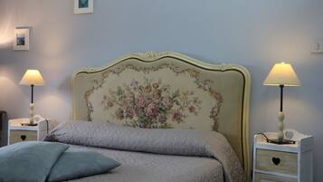 Habitación estándar, 1 cama matrimonial, para no fumadores | Ropa de cama de alta calidad, muebles diferentes y cortinas blackout