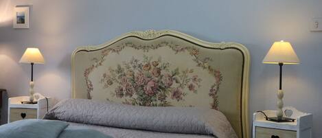 Habitación estándar, 1 cama matrimonial, para no fumadores | Ropa de cama de alta calidad, muebles diferentes y cortinas blackout